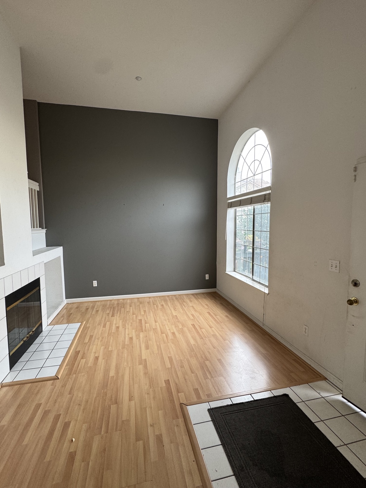 Empty North San Jose living room before preparation